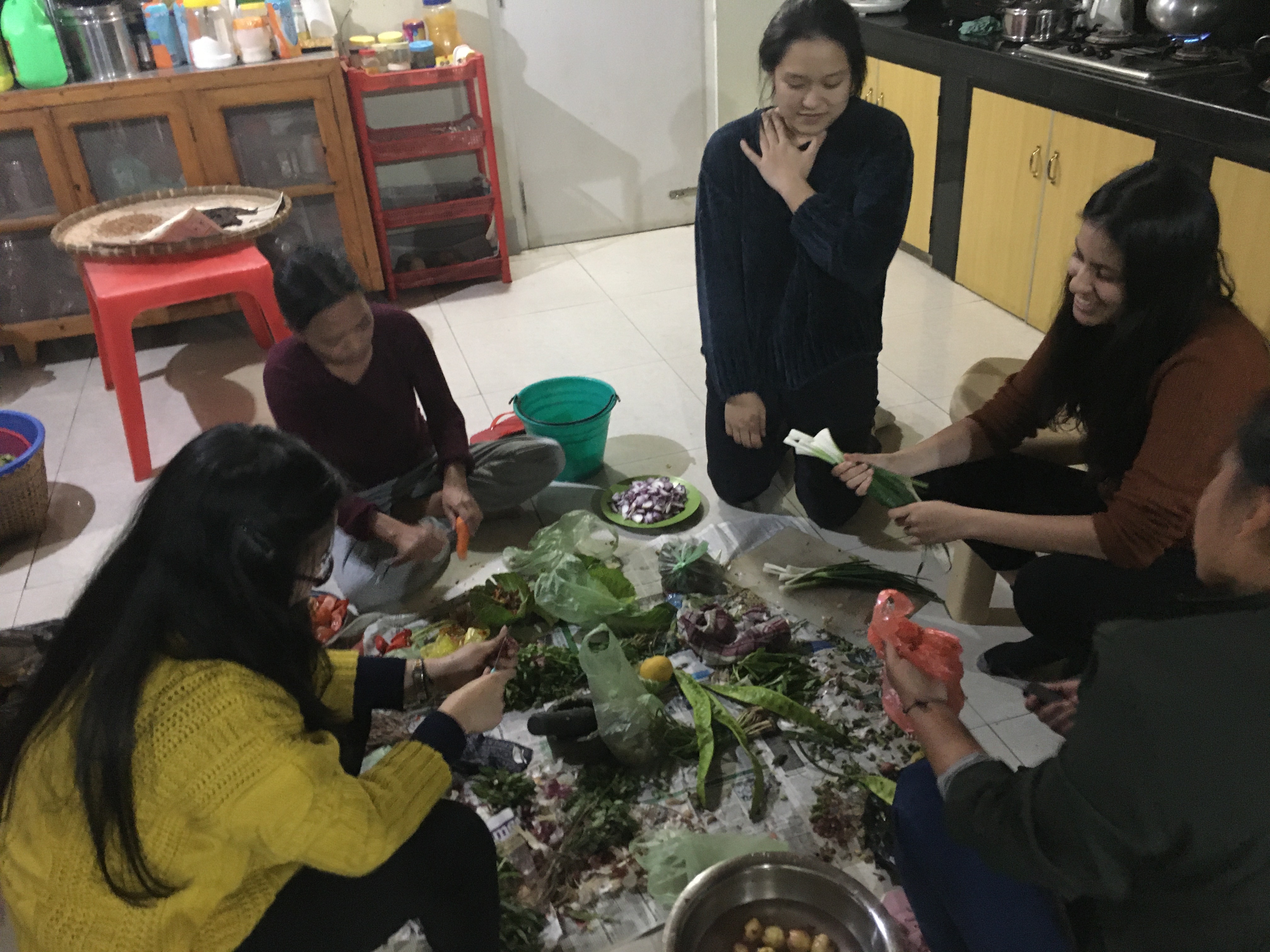 PSIL '20 team prepping for a home-cooked meal