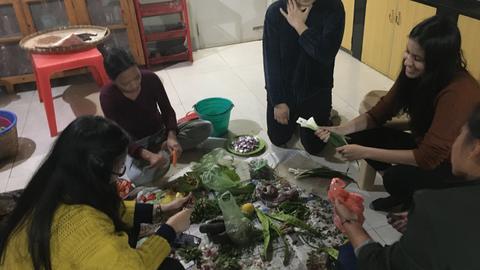 PSIL '20 team prepping for a home-cooked meal